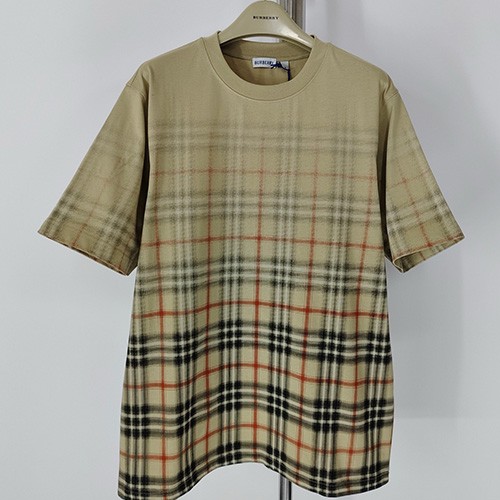 [홍콩명품.Burberry] 버버리 26SS 로고 체크패턴 그라데이션 반팔 티셔츠 (베이지), BM25026, TOP, 레플리카의류,미러급사이트