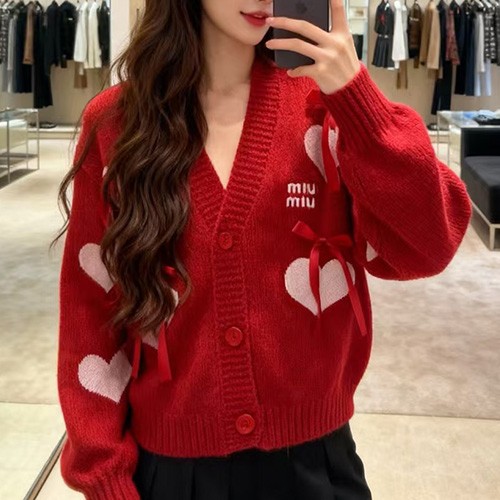[홍콩명품,MIU MIU] 미우미우 26SS 로고 여성 패턴  V넥 니트 가디건 (레드), BM25070, TBG, 레플리카의류,미러급사이트