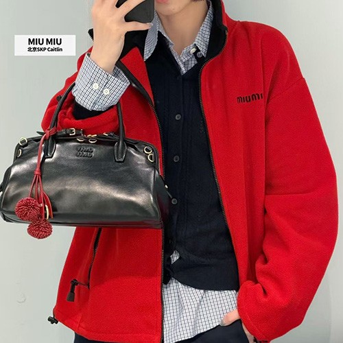 [홍콩명품,MIU MIU] 미우미우 26SS 로고 여성 터틀넥 플리스 바람막이 자켓 (레드), BM25077, TBG, 레플리카의류,미러급사이트