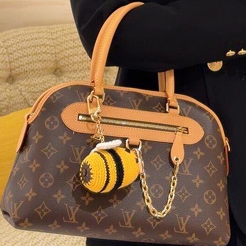 [홍콩명품.LOUIS VUITTON] 루이비통 26SS 로고 비 크로셰 백 참 M02585 (3컬러), ET3497, HY, 홍콩명품의류,구매대행,온라인명품
