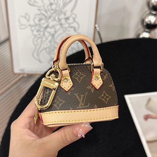 [홍콩명품.LOUIS VUITTON] 루이비통 26SS 로고 모노그램 MICRO ALMA VERNIS 백참 (브라운), ET3550, HY, 홍콩명품의류,구매대행,온라인명품
