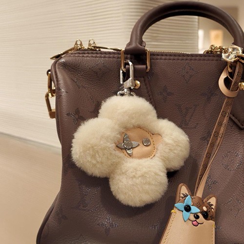[홍콩명품.LOUIS VUITTON] 루이비통 26SS 로고 VIVIENNE SHEARLING 백참 (아이보리), ET3554, HY, 홍콩명품의류,구매대행,온라인명품