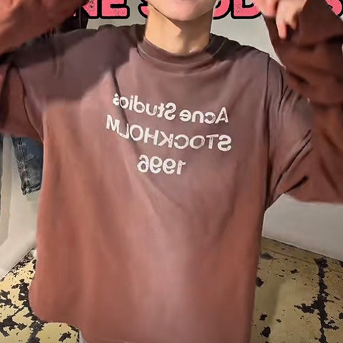[홍콩명품.ACNE STUDIO] 아크네스튜디오 26SS 로고 프린트 긴팔 티셔츠 (브라운), BM25088, YS, 레플리카의류,미러급사이트
