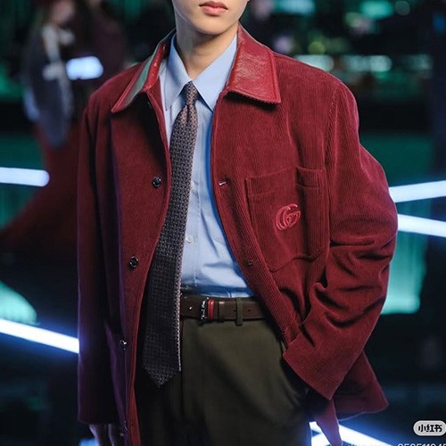 [홍콩명품.Gucci] 구찌 26SS 로고 코드류이 골덴 카라 자켓 (레드), BM25189, KB, 무료배송