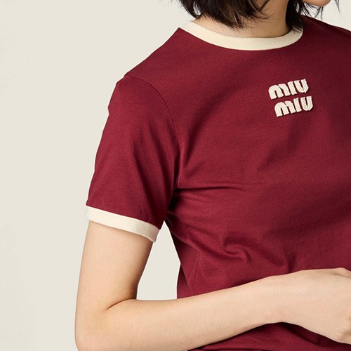 [홍콩명품,MIU MIU] 미우미우 26SS 로고 자수 여성 반팔 티셔츠 (레드), BM25222, BR, 무료배송