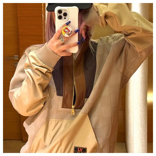 루이비통 로고 터틀넥 하프지퍼 맨투맨 티셔츠 1AIMK0 (베이지) 26SS