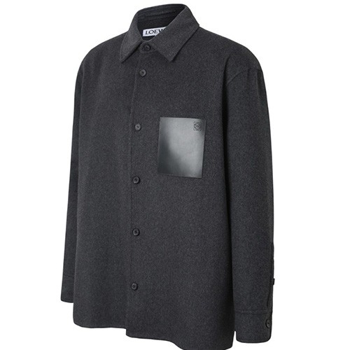 [홍콩명품.LOEWE] 로에베 26SS 로고 레더 포켓 울 남방 셔츠 (다크그레이), BM24799, KK, 레플리카의류,미러급사이트